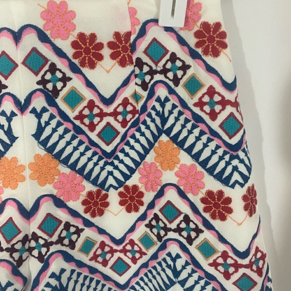 Lulu’s White Embroidered Floral Shorts - Picture 2 of 6